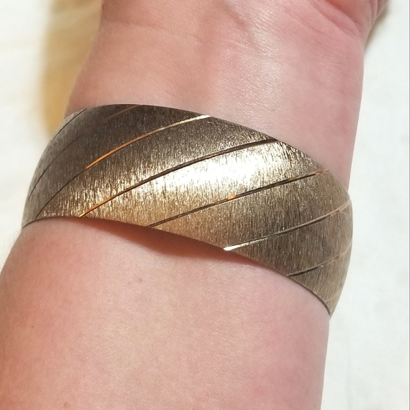 VINTAGE Brushed Golden Coppery Bangle Bracelet - Picture 3 of 6